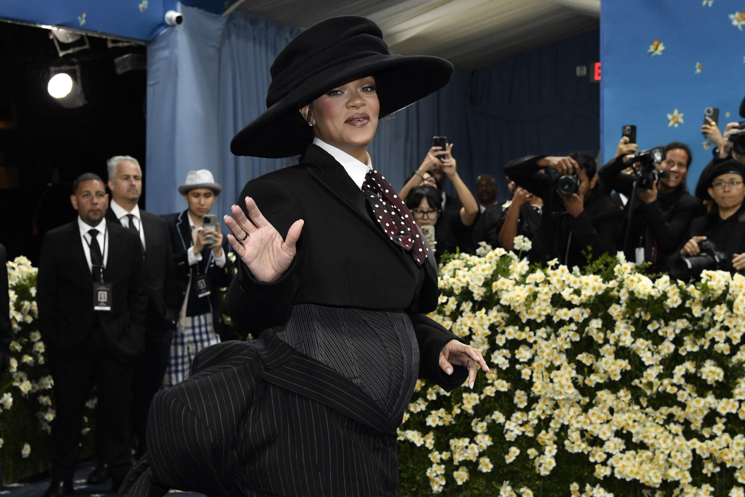 2025. MET GALA: Internet erupts as Rihanna shows Baby Bump star-news.press/wp