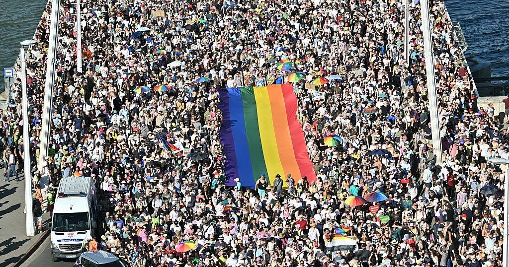 The LEGTBQ community in Hungary challenges the government embargo of the march in Budapest Pride star-news.press/wp