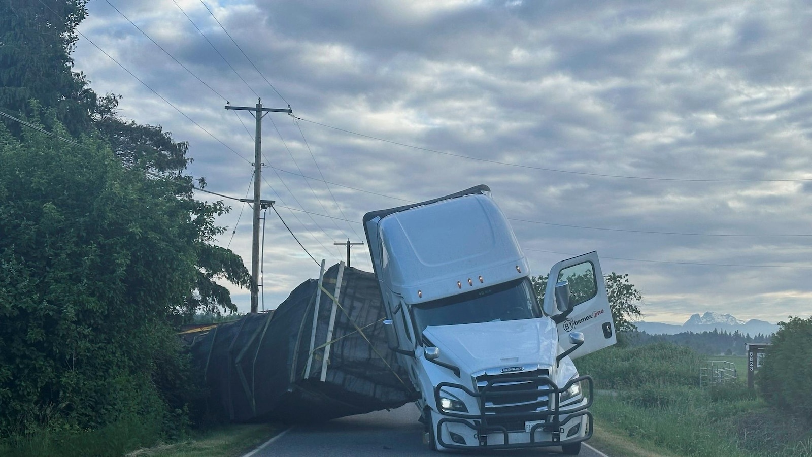 Millions of honey that appear after rolling the truck in Washington State star-news.press/wp