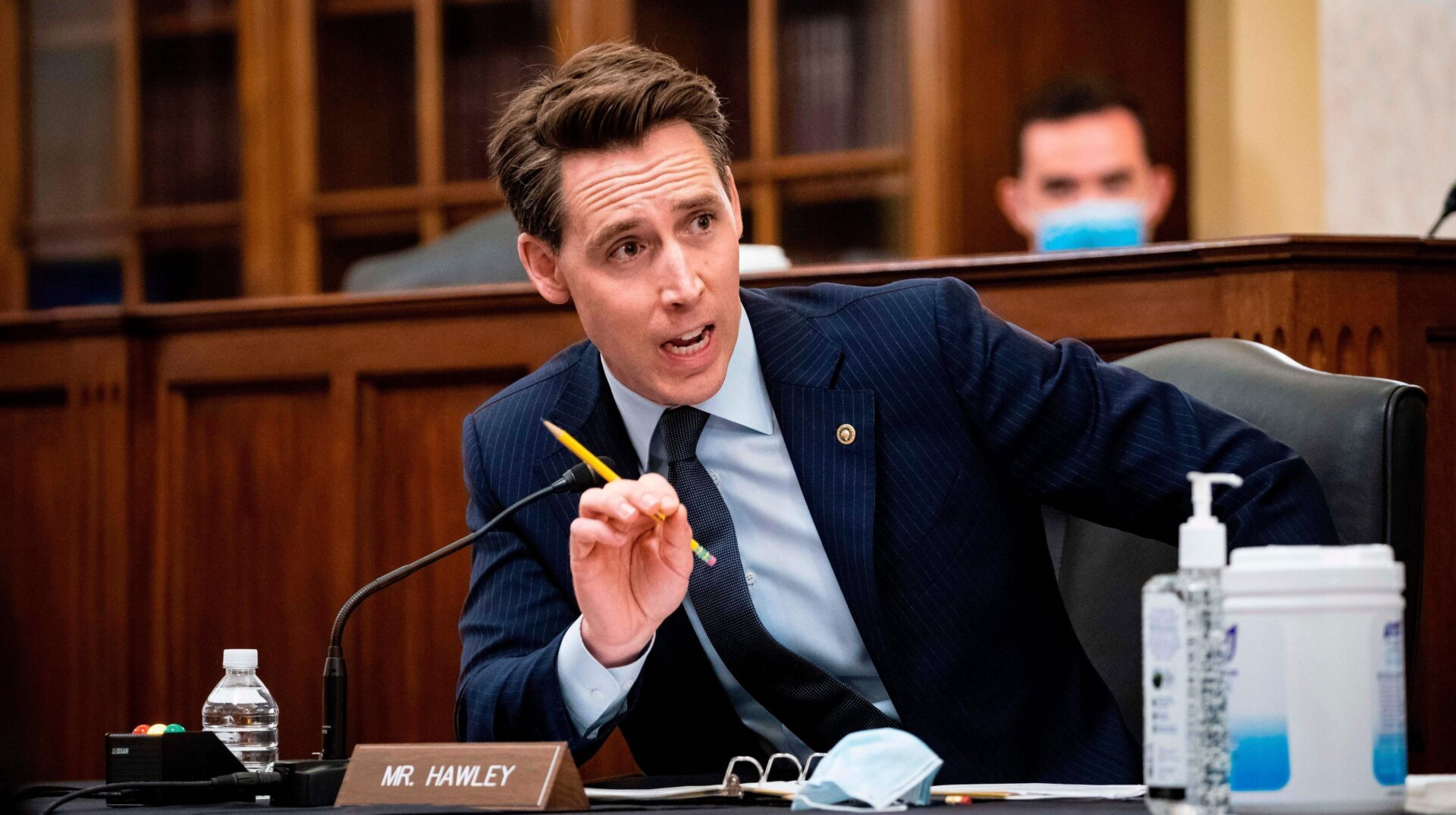 Josh Hawly wants to send discount checks so that the Americans can benefit from the Trump tariff