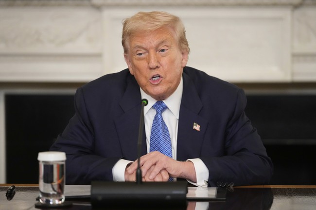 Aaron Rupar catches President Trump trying to hide the wicked bruise in his hand star-news.press/wp