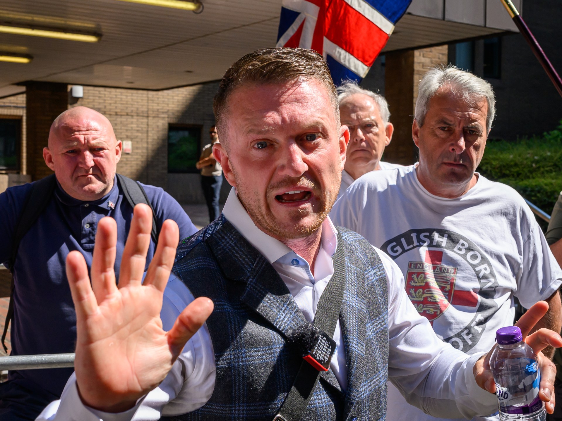 The right -wing number, Tommy Robinson, arrested him to attack the train station in the United Kingdom The right news is the maximum star-news.press/wp