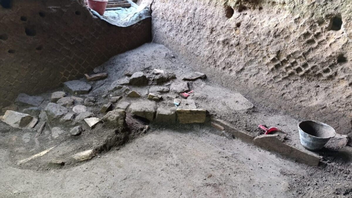 After the demolition of Mount Vizovius Pompeii, people returned to live between the rubble